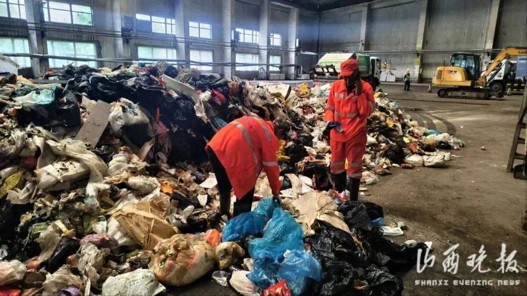 暖新闻被批“冷血”，环卫工翻8吨垃圾找儿童手表值不值？