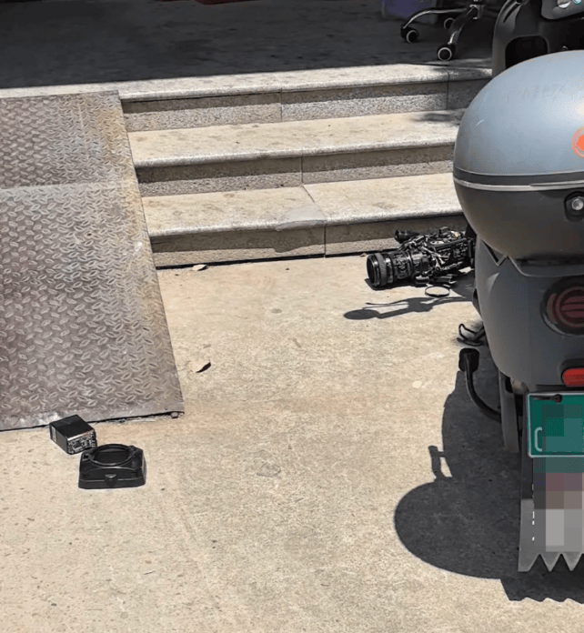 记者采访时摄像机被砸 律师:若设备价值超5万元,涉事负责人或面临3年以上刑责