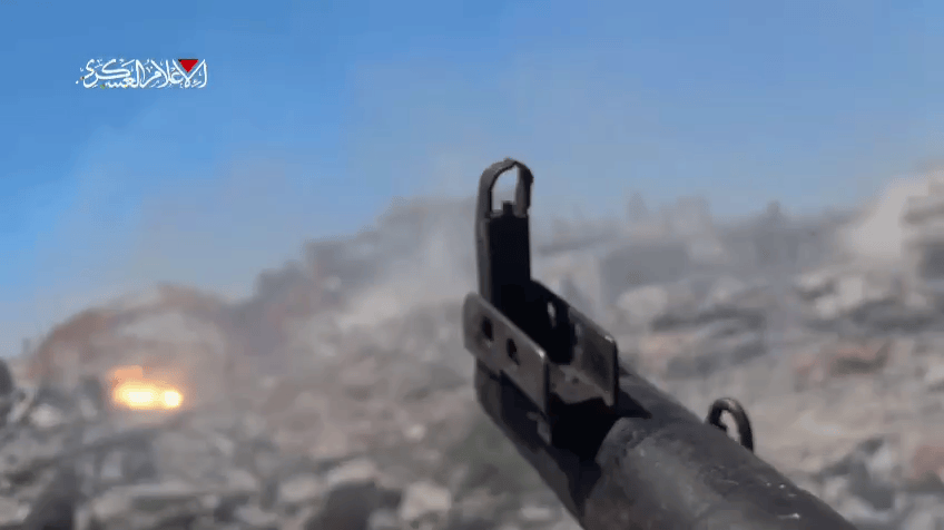 不按套路出牌，敢死队从废墟钻出抢走大批武器，以军暴露一大隐患