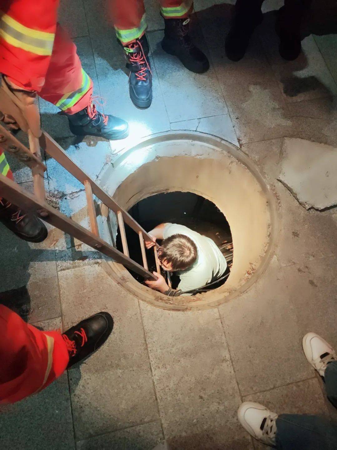 浙江一19岁男子与朋友在路上，走着走着人突然“消失”了！赶紧报警...