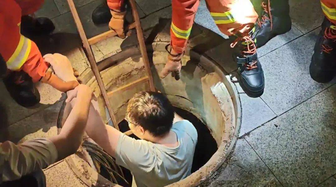 浙江一19岁男子与朋友在路上，走着走着人突然“消失”了！赶紧报警...