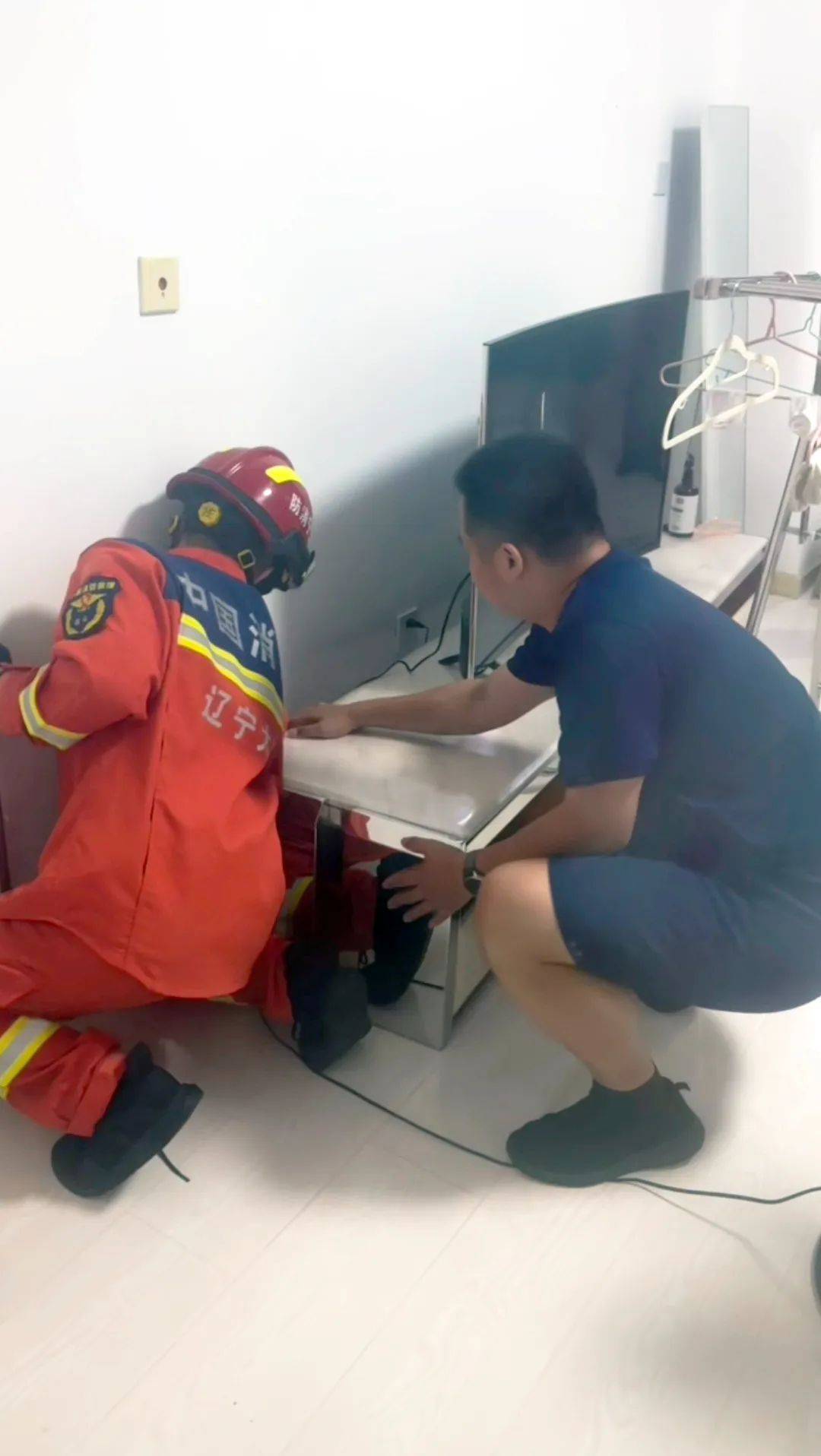 凌晨，大连一女孩家中突然出现一道“黑影”，不断尖叫，仔细一看