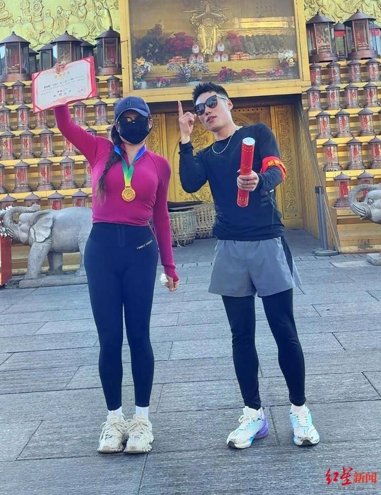 揭秘峨眉山陪爬团队:已陪爬千名游客九成为女性,不会主动拉背扛抱,主要保障安全