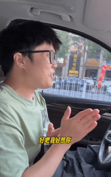 “女儿奴”爸爸接军训女儿电话泪崩，“第一次这样分开”，网友：终究是我们离不开孩子