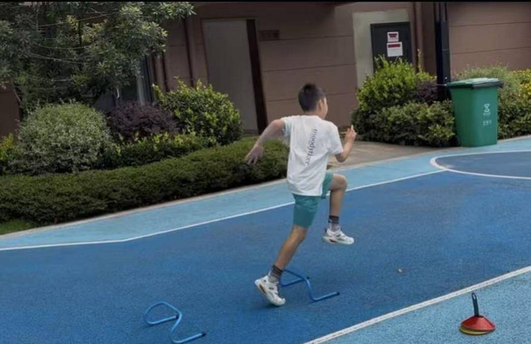 暑假“上门私教”兴起：体育老师进小区带娃练体能 有教练月入超2万