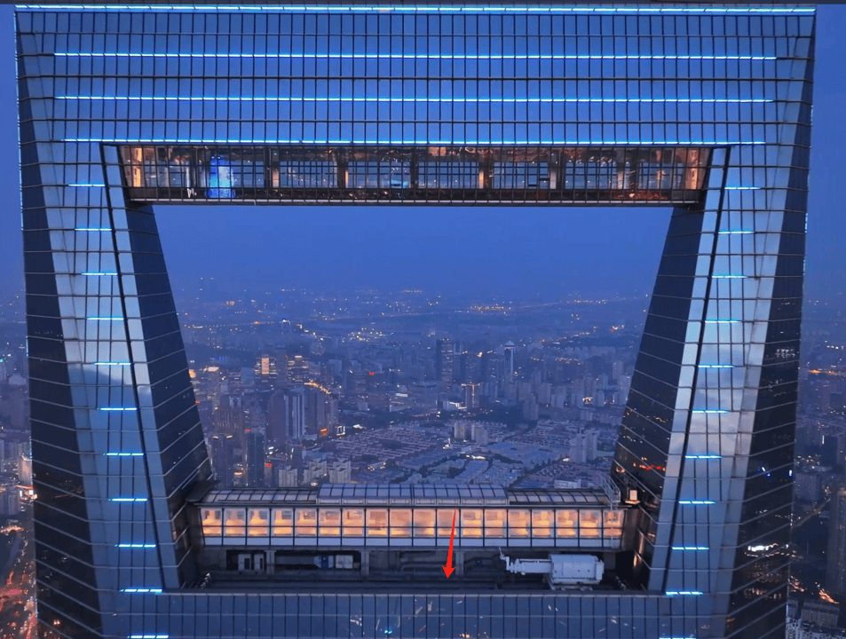 上海环球金融中心楼顶无人机对撞！对话管理方：9年已坠95架，楼顶“风洞”成黑飞重灾区！