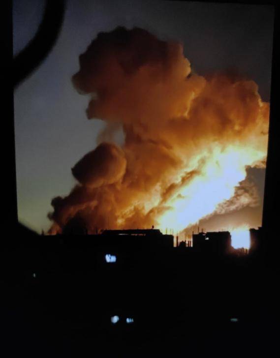 突发开战！以色列35辆自爆车深夜开炸，炸死百人，敢死队RPG反击