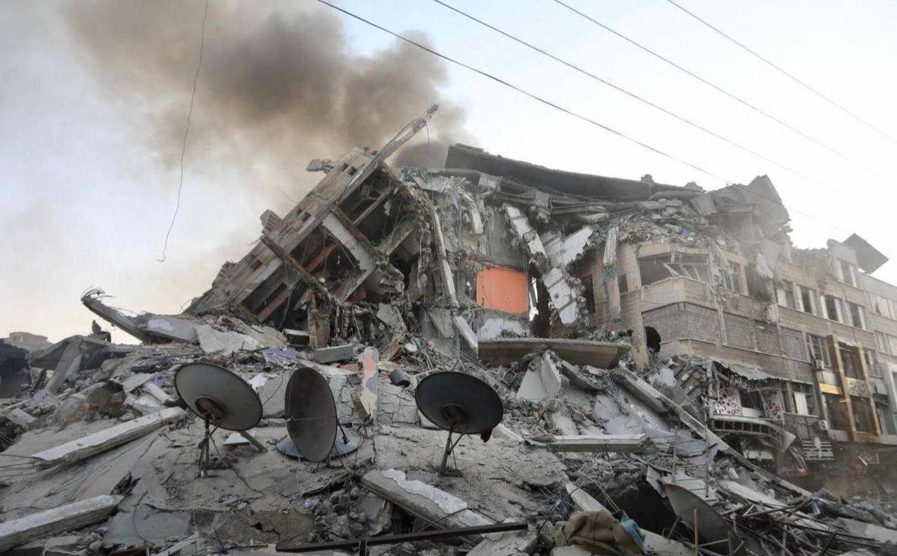 突发开战！以色列35辆自爆车深夜开炸，炸死百人，敢死队RPG反击