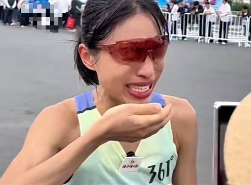 丈夫回应“最快女护士”哭诉调休难：她太激动未完整表达想法