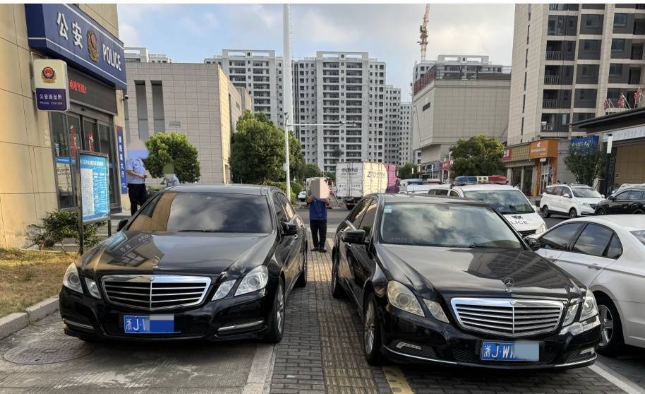 浙江街头惊现两辆“一模一样”的车！民警一查，不简单，当场扣车