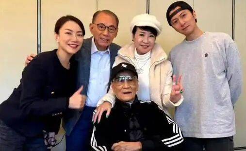 考古|89岁谢贤现身依旧时髦!与小49岁女友分手后开搞事业,疑已交代后事的他太潇洒