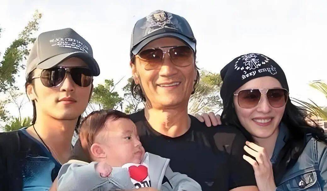 考古|89岁谢贤现身依旧时髦!与小49岁女友分手后开搞事业,疑已交代后事的他太潇洒