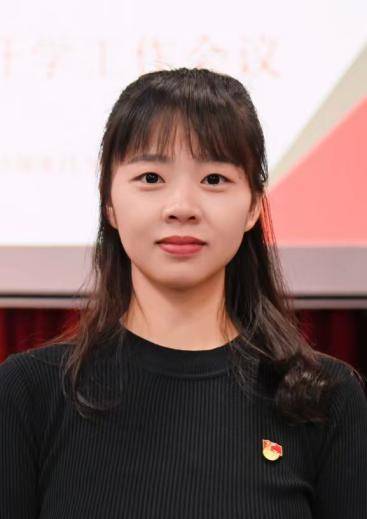 “民兵方队中一眼就认出了她,我们的陈老师!”