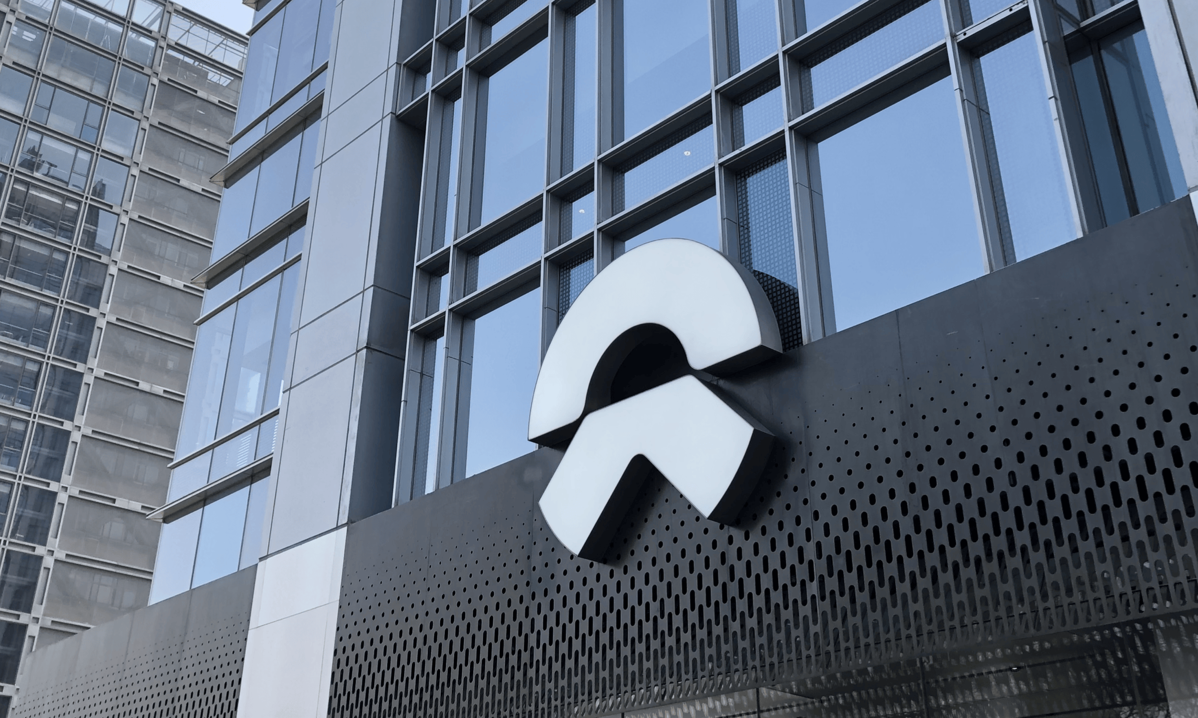 蔚来汽车二季度净亏损49.95亿，应付款账期延长23天至220天