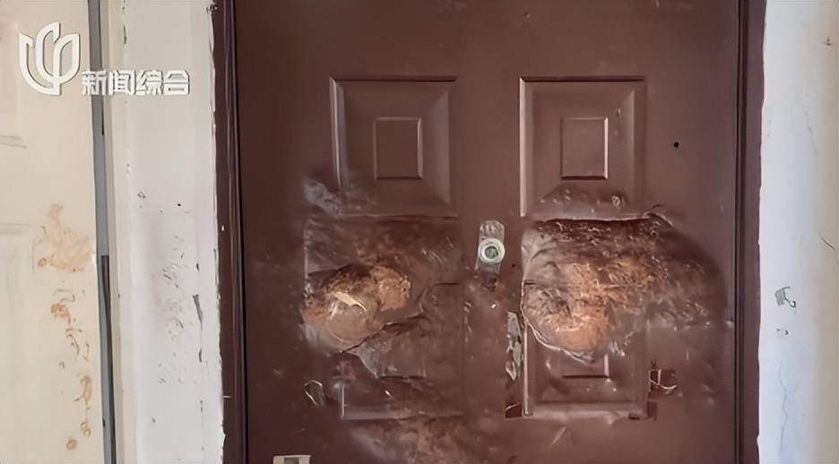 上海女子吓坏！54岁男邻居楼道内一丝不挂，还用榔头猛砸她家大门！居委会：他母亲去世，心情郁闷