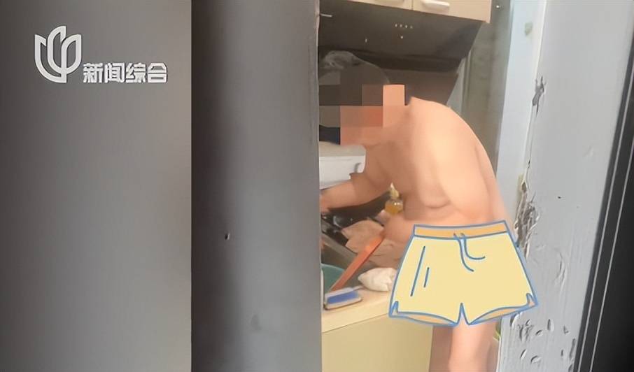 上海女子吓坏！54岁男邻居楼道内一丝不挂，还用榔头猛砸她家大门！居委会：他母亲去世，心情郁闷