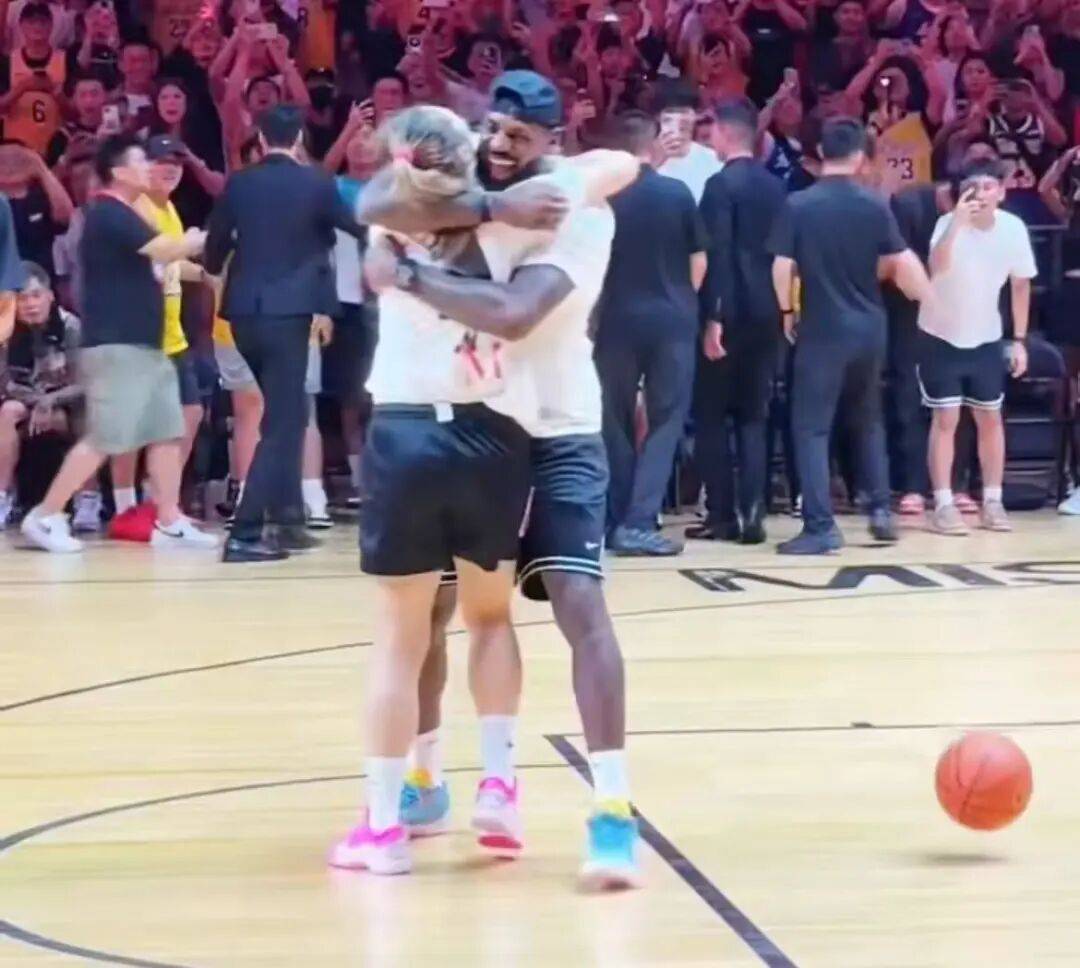 1米82的李梦与詹姆斯拥抱，两人合做经典动作！网友：这波追星太成功