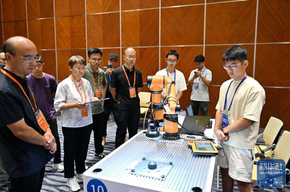 京津冀鲁大学生比拼智能精密装配